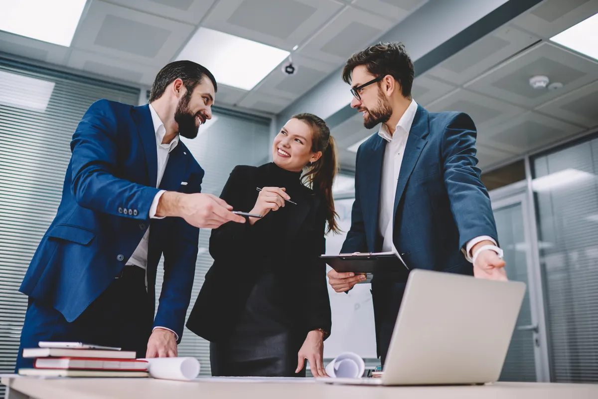 manager-working-together