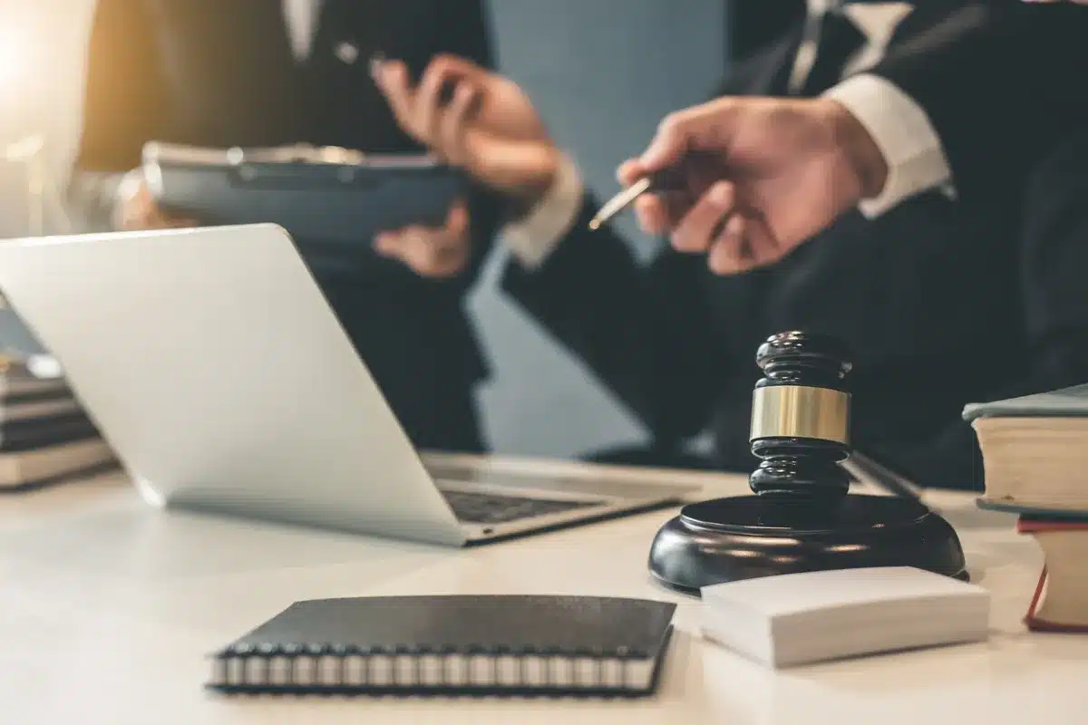 business-lawyer-team-working