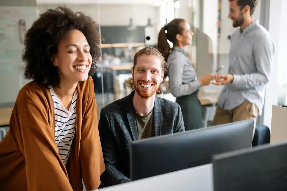 programmers-cooperating-brainstorming