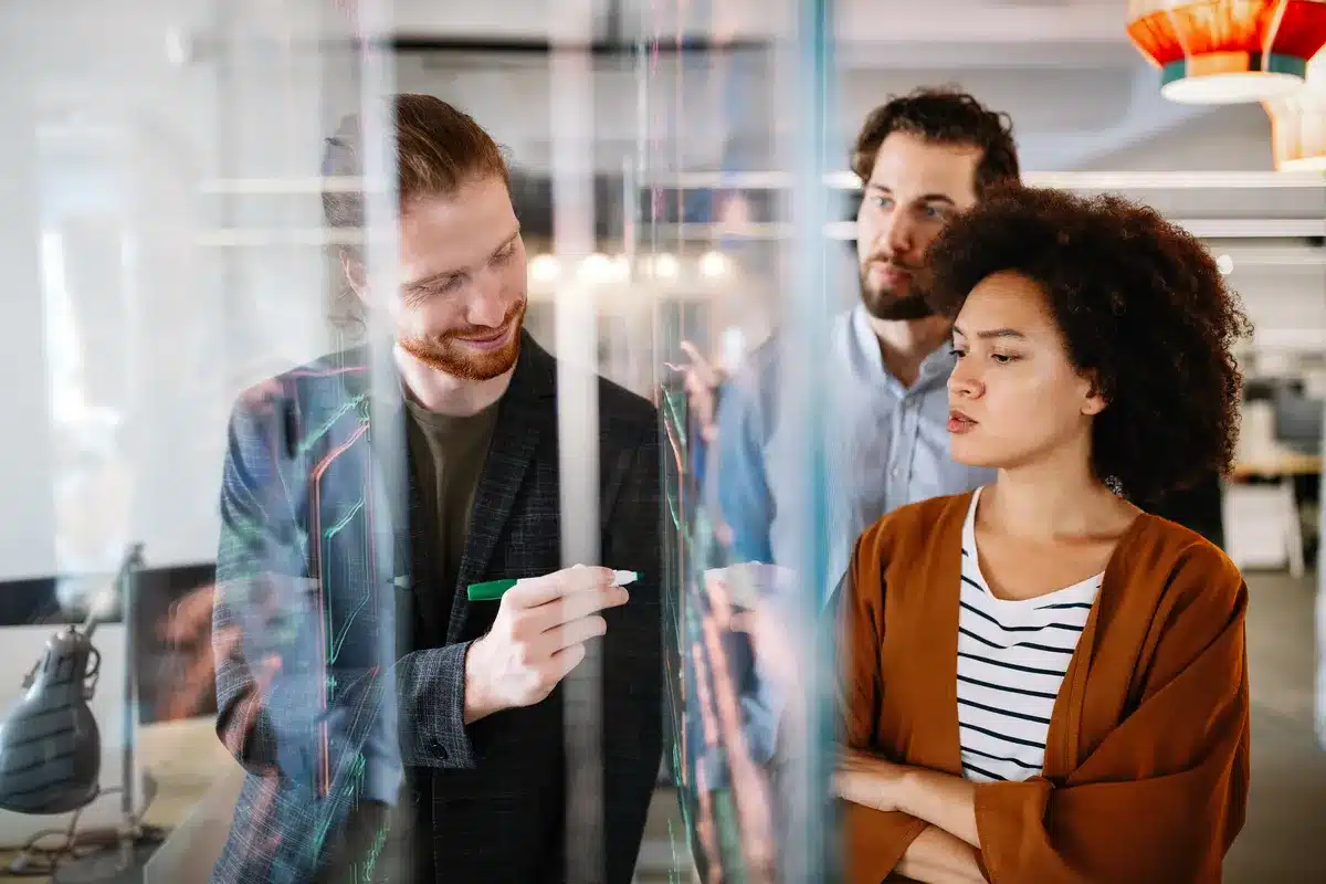 programmers-cooperating-brainstorming3