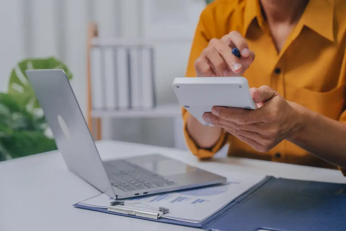 young-serious-asia-people-bookkeeper